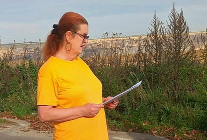 Rita Nowak spricht vor der Tagebauabbruchkante in Lützerath
